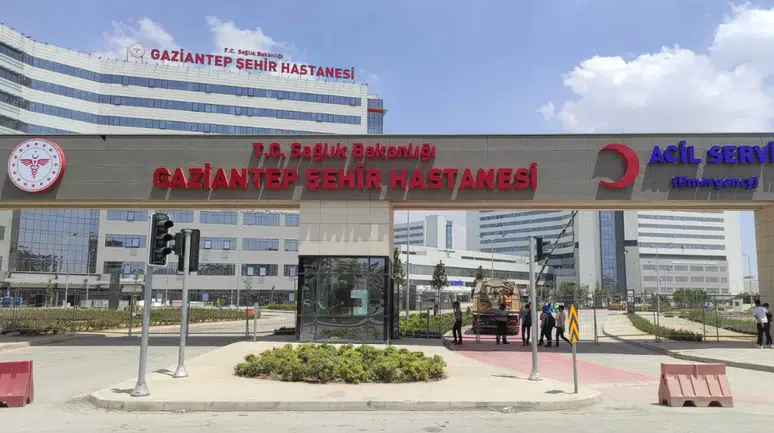 Gaziantep'te işçi elektrik direğinden düşüp yaralandı