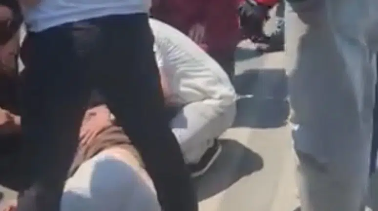 Fatih Eminönü'nde İETT otobüsünün arkasında sürüklenen skuter sürücüsü ağır yaralandı