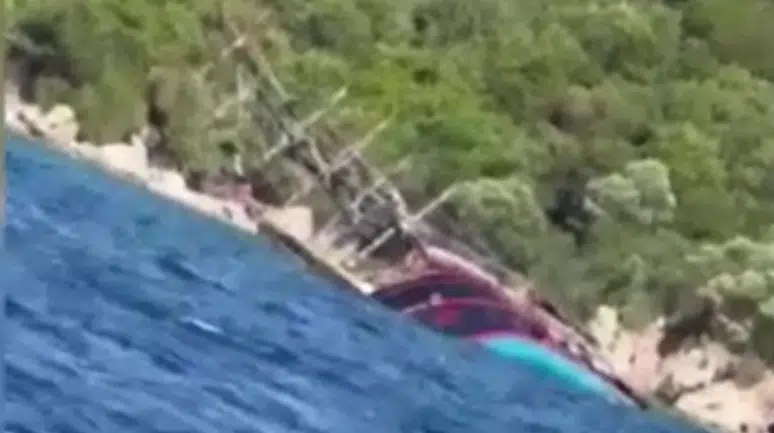 Marmaris'te gezi teknesi battı : 110 yolcu tahliye edildi
