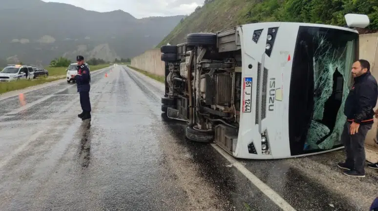 Tokat'ta itfaiye aracına çarpan otobüs devrildi : 4 yaralı