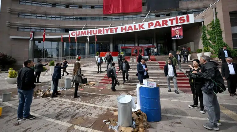 Özgür Özel'in afişi indirildi