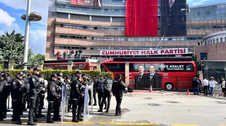 CHP Genel Merkezi'nde polise yangın tüpüyle müdahale ettiler