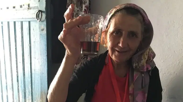 Birlikte yaşadığı kadını sopayla döverek öldürdü