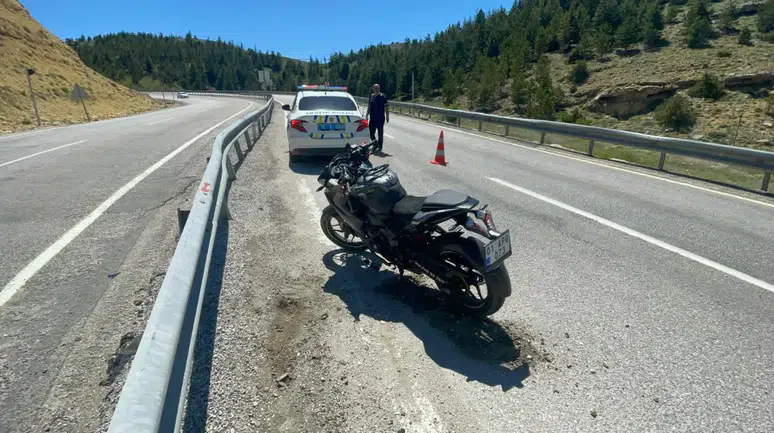 Karaman'da motosiklet bariyerlere çarptı : Sürücü yaralandı