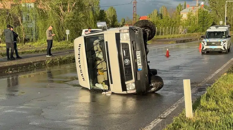 Muş'ta kontrolden çıkan minibüs devrildi : 2 yaralı