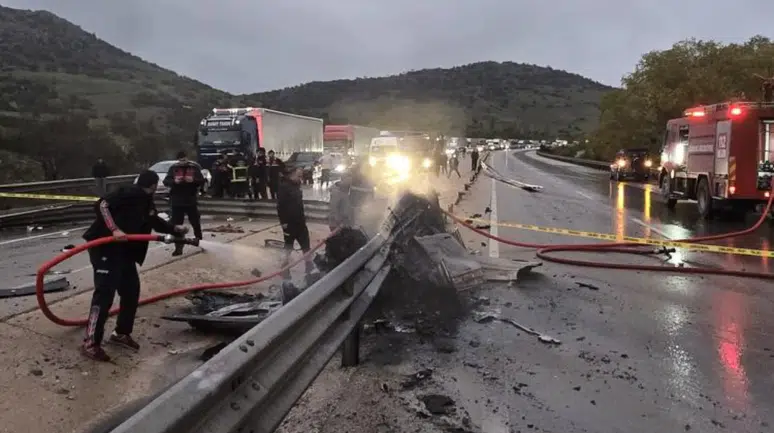 Otomobil sürücüsü, yanan araçta can verdi