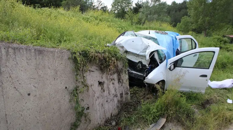 İstinat duvarına çarpan otomobilde 3 kişi yaşamını yitirdi