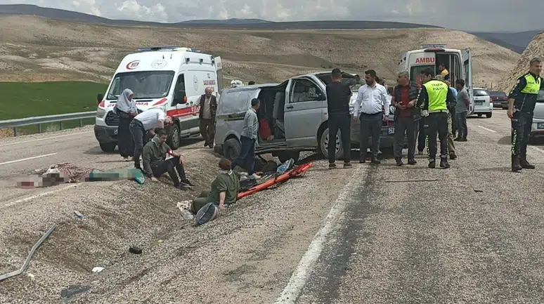 Bayram tatili felaketle bitti : Sivas'ta aile minibüsü devrildi, 1 ölü 8 yaralı
