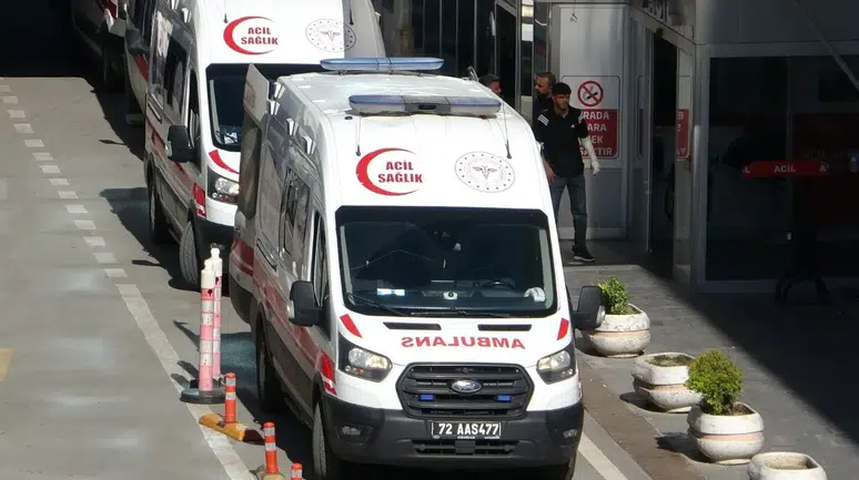 Batman’da sokak ortasında bıçaklı kavga : 20 yaşındaki genç ağır yaralandı