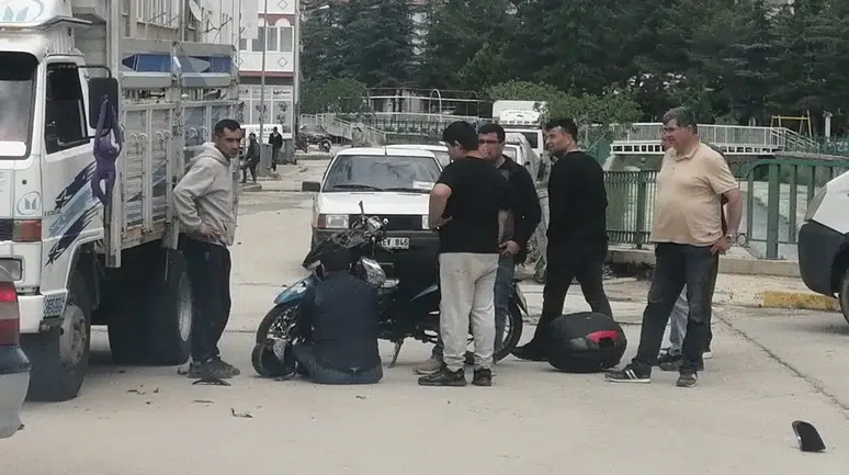 Isparta'da motosiklet ve kamyonet çarpıştı, 1 kişi yaralandı
