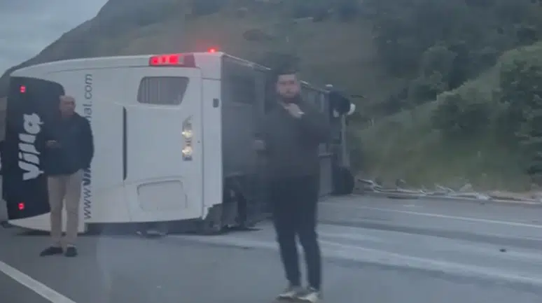 Susurluk'ta yolcu otobüsü devrildi: 25 yaralı