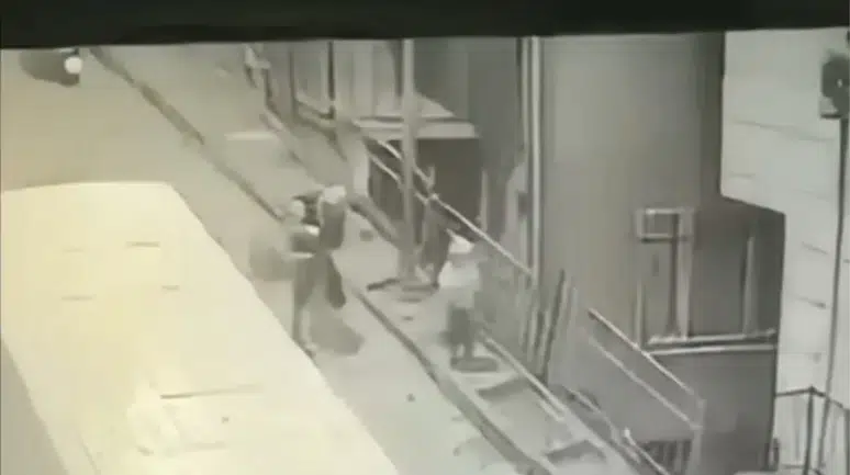 Sokakta elektrik akımına kapılan çocuk hastanelik oldu