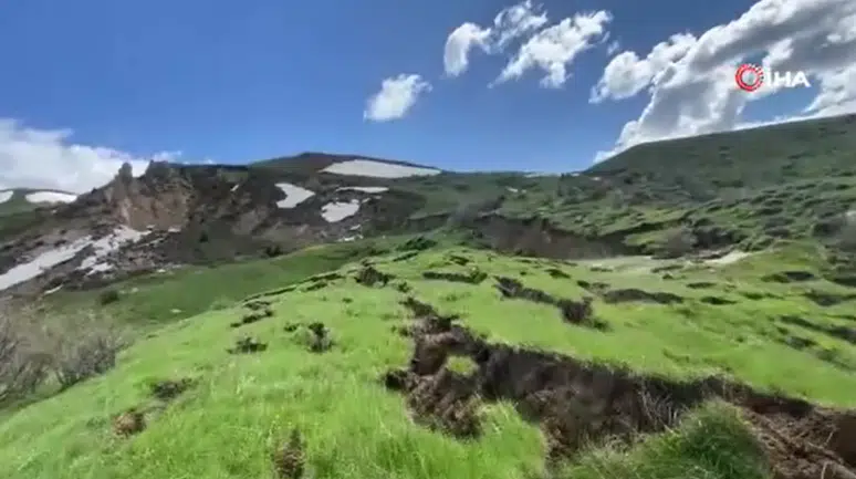 Sivas Zara'da karlar eridi, heyelan oluştu