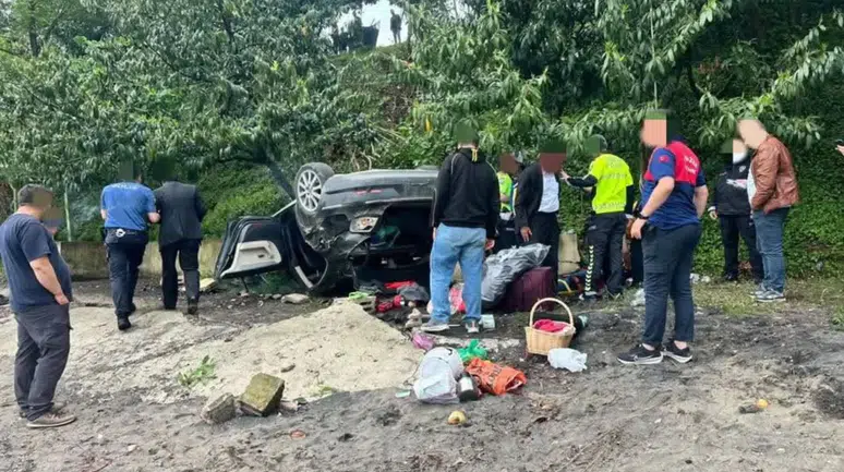 Giresun'da kediye çarpmamak isteyen otomobil plaja uçtu : 4 yaralı