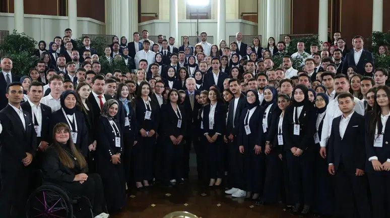 Cumhurbaşkanı Erdoğan, gençleri ve milli sporcuları kabul etti
