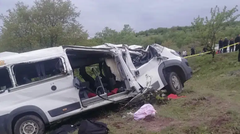 Yozgat'ta öğrenci servisi devrildi : Çok sayıda ölü ve yaralı var