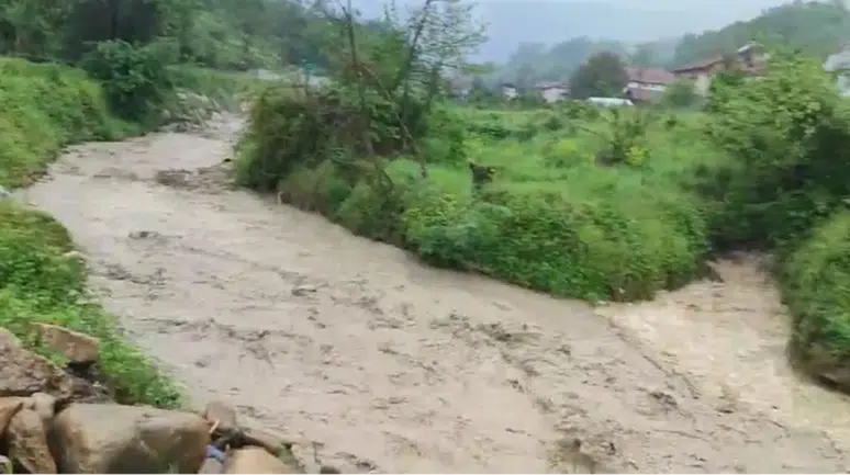 Karabük'te sağanak yağış nedeniyle derelerde su seviyesi yükseldi
