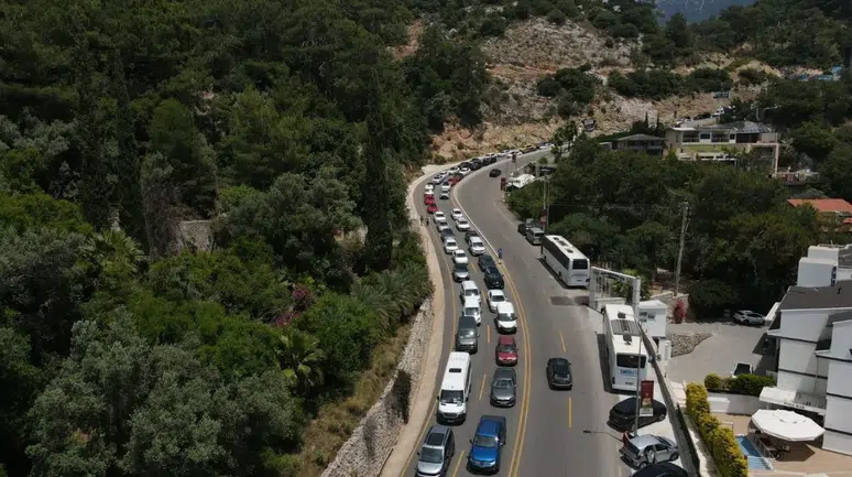 Ölüdeniz’de bayram yoğunluğu : Trafikte 5 kilometrelik kuyruk oluştu