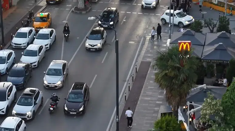 Kadıköy'de motosiklet sürücüsü ekiplerden kaçamadı