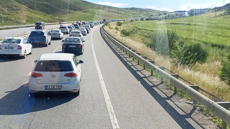 Trabzon'dan batıya dönüşlerde trafik kilitlendi