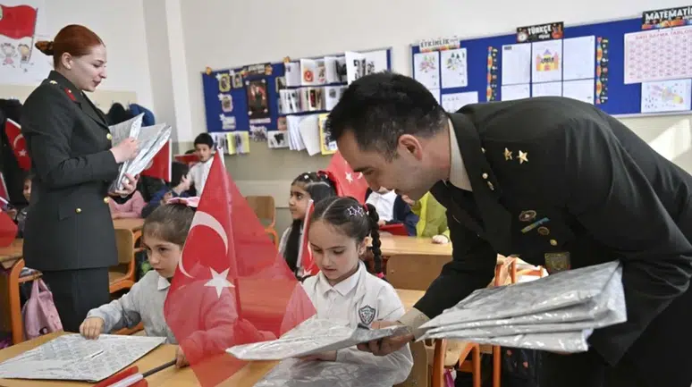 Gebze'de 'İlk Mektubum Mehmetçiğe' heyecanı : Öğrencilere askerlerden yanıt geldi