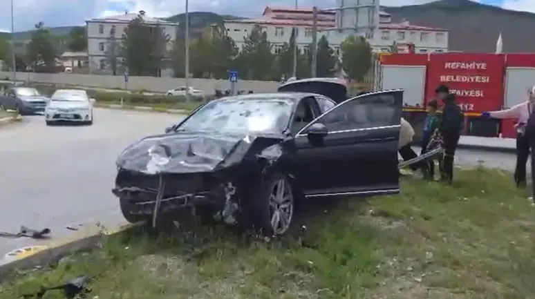 Erzincan'da iki otomobilin çarpıştığı kazada 6 kişi yaralandı