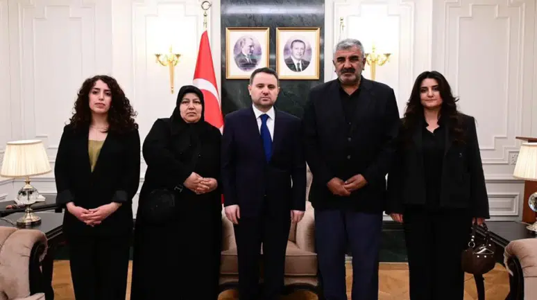 Bakan Gürlek, Rojin Kabaiş'in ailesiyle bir araya geldi