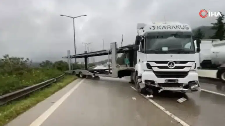 Osmaniye'de otomobil taşıyan tır yoldan çıktı