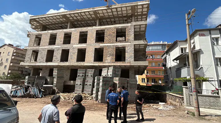 Korkuluk demirlerinin üzerine düşen işçi ağır yaralandı