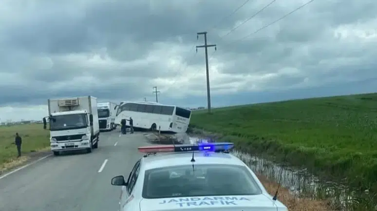 Tekirdağ'da 1 Mayıs kutlamalarına giden işçileri taşıyan otobüs kaza yaptı : 1 yaralı