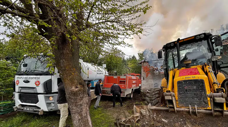 Yozgat'ta yangın : Ev, tandır ve ahır kullanılamaz halde