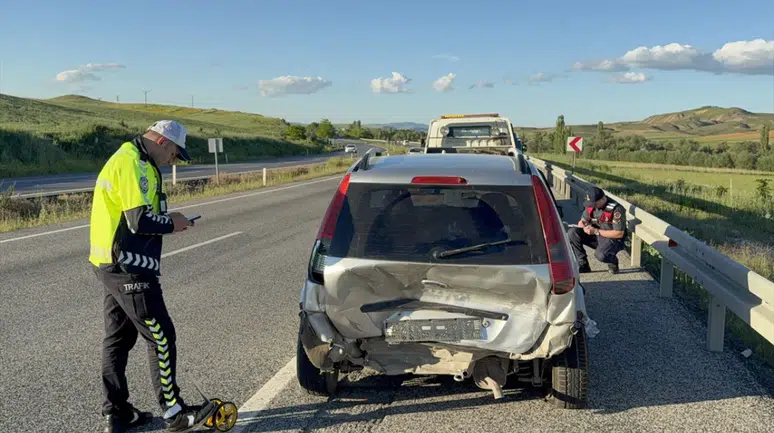 Yozgat'ta ticari araç ile otomobil çarpıştı : 8 yaralı