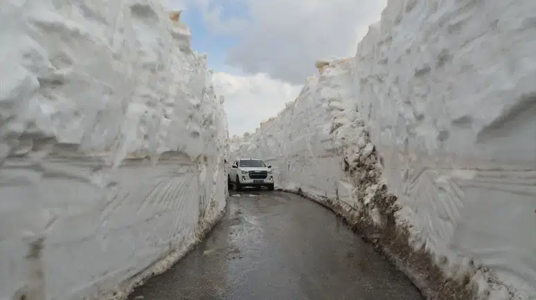 Muş’ta 6 aydır kapalı köy yolu 10 günlük çalışmayla açıldı