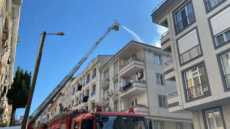 Küçükçekmece'de bina yangını