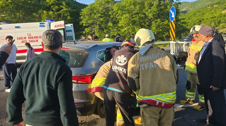 Bingöl'de kaza : Otomobil kaldırıma çarptı, 4 kişi yaralandı