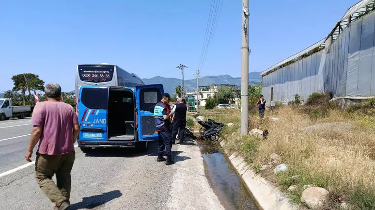 Mersin'de otobüs ve motosiklet çarpıştı : Emekli imam hayatını kaybetti