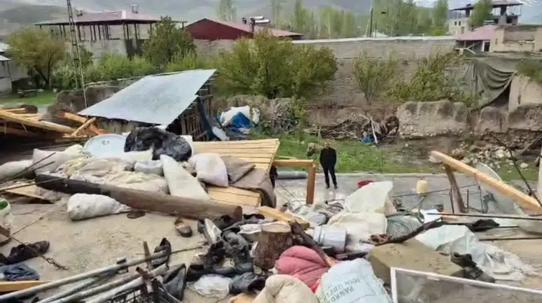 Van'da şiddetli rüzgar nedeniyle 4 evin çatısı uçtu