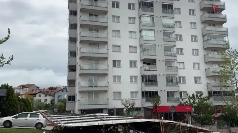 Uşak'ta fırtına : Çatılar uçtu, araçlarda hasar oluştu