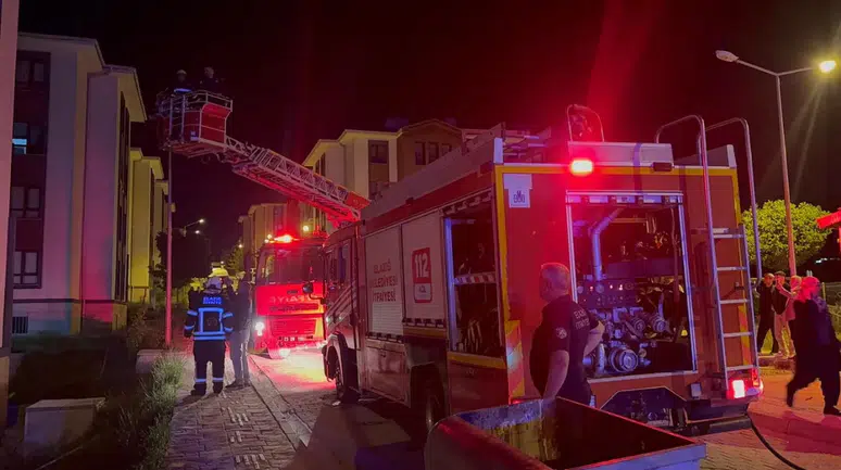 Elazığ'da apartman yangını : 1'i hamile 4 kişi dumandan etkilendi