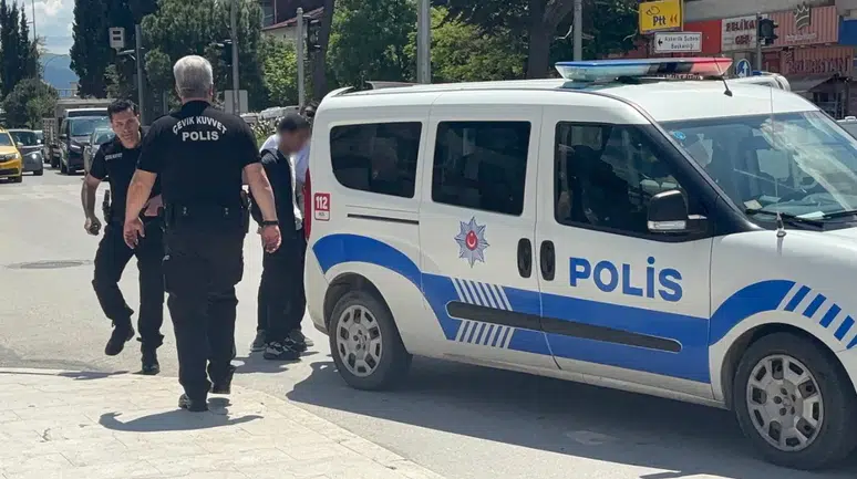 Bilecik'te kadına yönelik bıçaklı saldırı girişimi polis müdahalesiyle engellendi : 2 sınır dışı