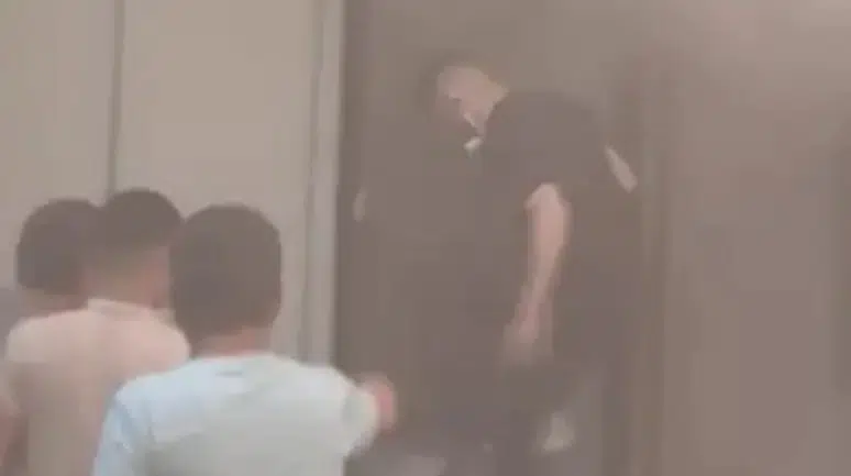 Fatih'te tekstil deposunda yangın : 2 kişi dumandan etkilendi