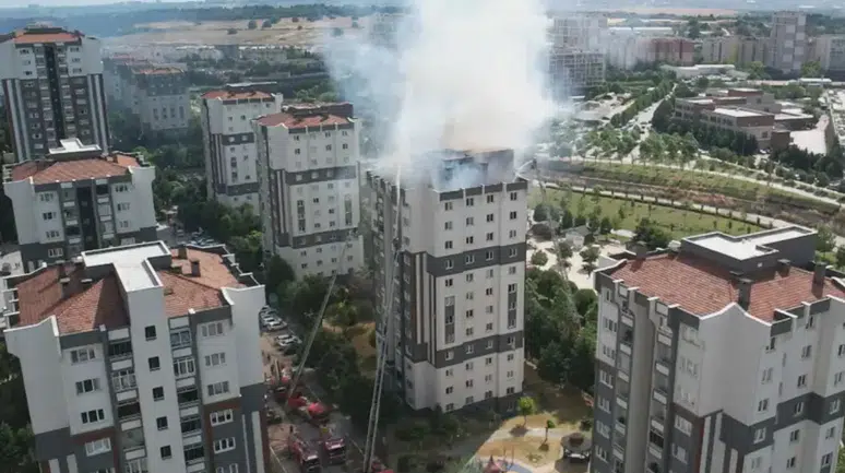 Küçükçekmece'de bina yangını