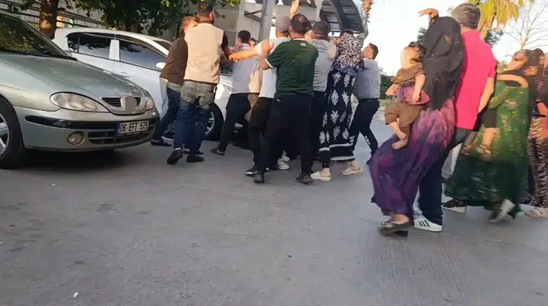 Şanlıurfa'da otomobilin çarptığı 3 yaşındaki çocuk öldü : Hastaneye giden sürücü darpedildi