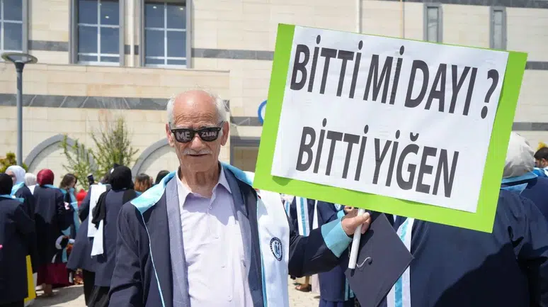 Azmiyle herkese ilham oldu : 75 yaşında mezuniyet sevinci yaşadı