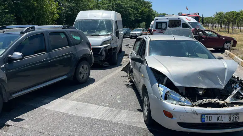 Balikesir'de 6 araçlı zincirleme kaza : 2 kişi yaralandı