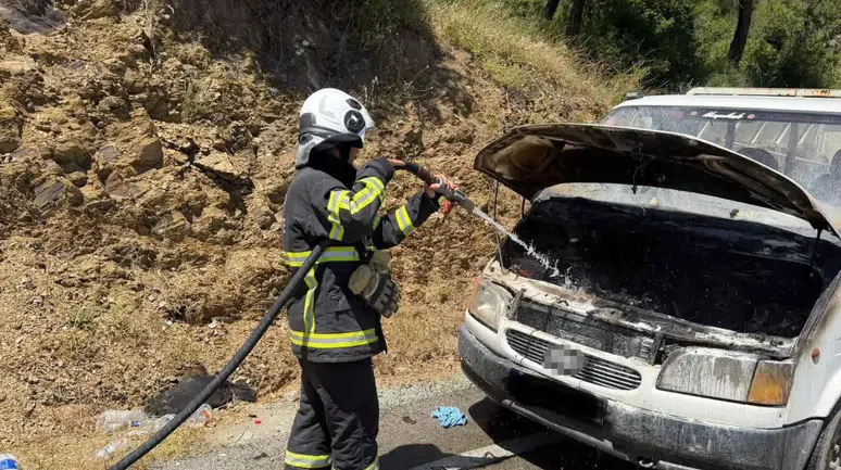 Hatay Kırıkhan'da seyir halindeki otomobil yandı