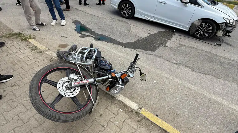 Muş'ta trafik kazası : Otomobil ile motosiklet çarpıştı, 2 kişi yaralandı