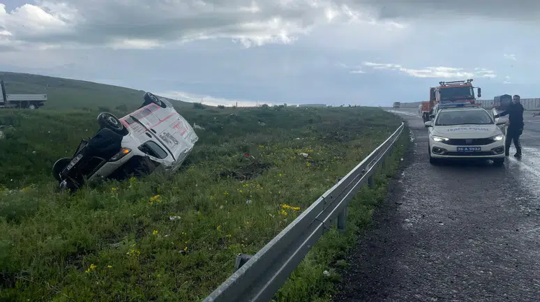 Kars'ta ticari araç şarampole devrildi : Sürücü yaralandı