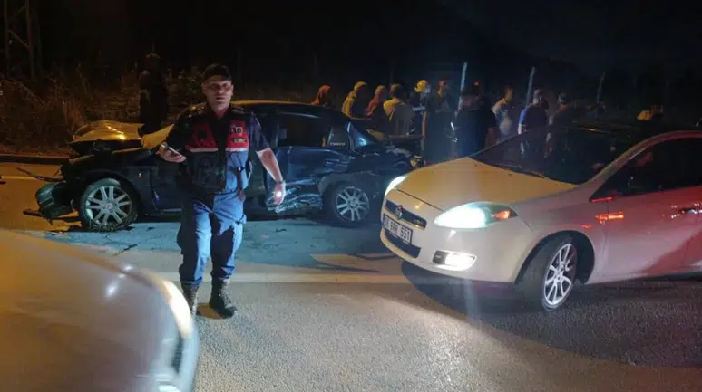 Kocaeli'de zincirleme kaza : Direğe çarpan araca arkadan çarptılar, 19 yaşındaki genç öldü