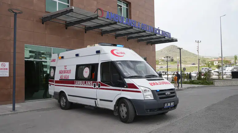 Niğde'de kaza : Otomobil ile kamyonet çarpıştı, 7 kişi yaralandı